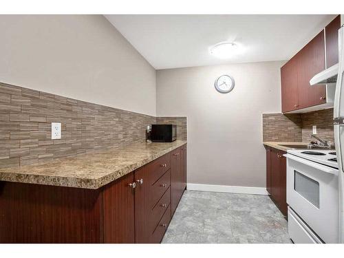 3704 39 Street Ne, Calgary, AB - Indoor Photo Showing Kitchen