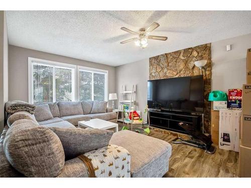 3704 39 Street Ne, Calgary, AB - Indoor Photo Showing Living Room