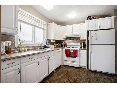 3704 39 Street Ne, Calgary, AB - Indoor Photo Showing Kitchen