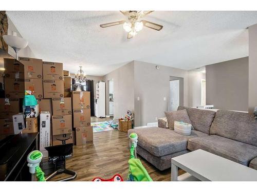 3704 39 Street Ne, Calgary, AB - Indoor Photo Showing Living Room