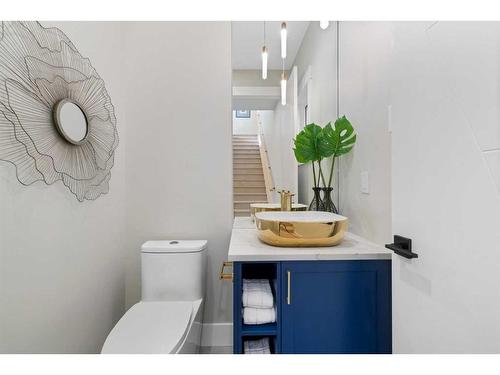 2418 35 Street Sw, Calgary, AB - Indoor Photo Showing Bathroom