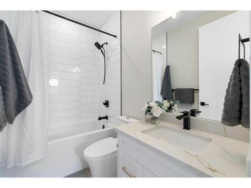 2418 35 Street Sw, Calgary, AB - Indoor Photo Showing Bathroom