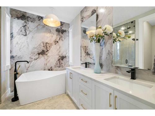 2418 35 Street Sw, Calgary, AB - Indoor Photo Showing Bathroom