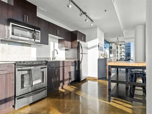 1609-135 13 Avenue Sw, Calgary, AB - Indoor Photo Showing Kitchen With Stainless Steel Kitchen With Upgraded Kitchen