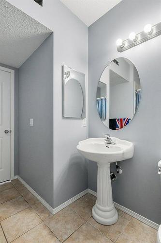 9 Royal Birch Close Nw, Calgary, AB - Indoor Photo Showing Bathroom