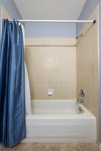 9 Royal Birch Close Nw, Calgary, AB - Indoor Photo Showing Bathroom