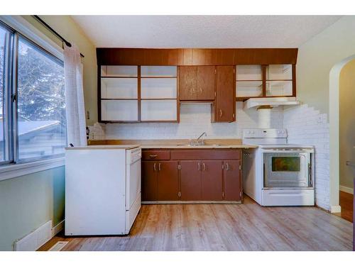 824 9A Street Ne, Calgary, AB - Indoor Photo Showing Kitchen