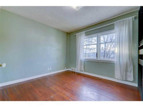 824 9A Street Ne, Calgary, AB - Indoor Photo Showing Other Room