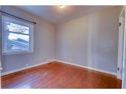 824 9A Street Ne, Calgary, AB - Indoor Photo Showing Other Room