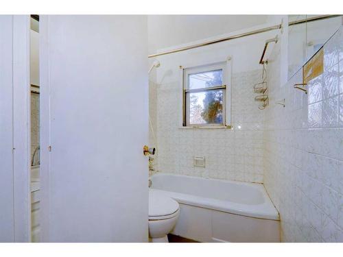 824 9A Street Ne, Calgary, AB - Indoor Photo Showing Bathroom