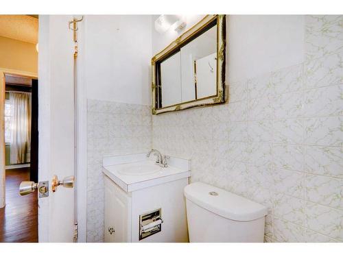 824 9A Street Ne, Calgary, AB - Indoor Photo Showing Bathroom