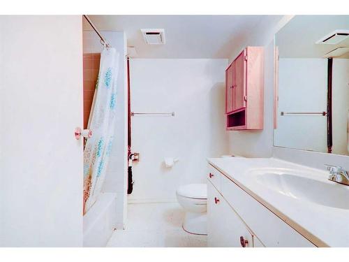 824 9A Street Ne, Calgary, AB - Indoor Photo Showing Bathroom