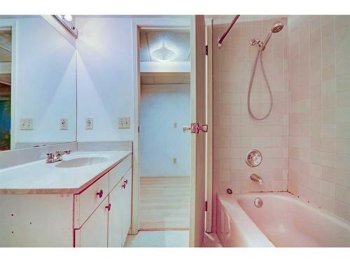 824 9A Street Ne, Calgary, AB - Indoor Photo Showing Bathroom