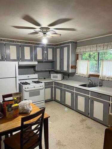 7808 Bowcliffe Crescent Nw, Calgary, AB - Indoor Photo Showing Kitchen