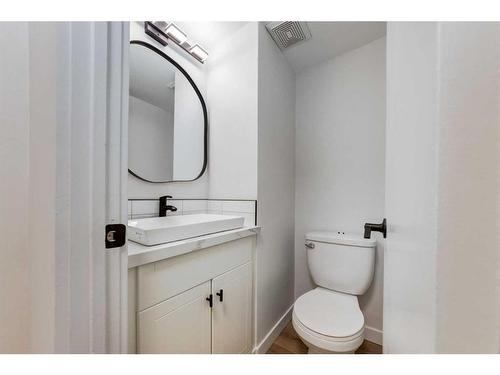 11-1615 Mcgonigal Drive Ne, Calgary, AB - Indoor Photo Showing Bathroom