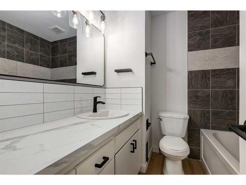 11-1615 Mcgonigal Drive Ne, Calgary, AB - Indoor Photo Showing Bathroom