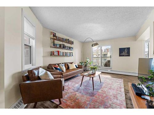 314-2204 1 Street Sw, Calgary, AB - Indoor Photo Showing Living Room