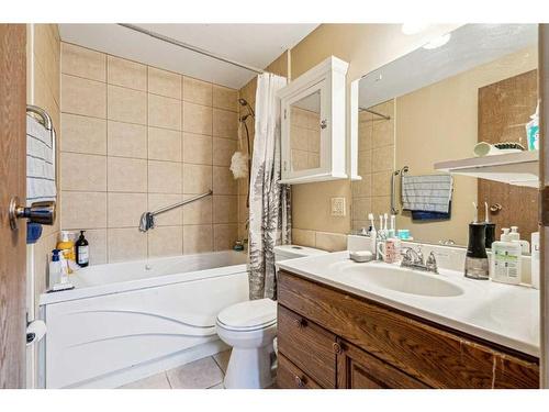 405 Cannington Close Sw, Calgary, AB - Indoor Photo Showing Bathroom