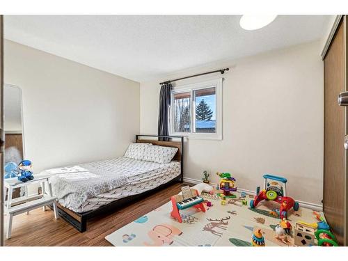 405 Cannington Close Sw, Calgary, AB - Indoor Photo Showing Bedroom