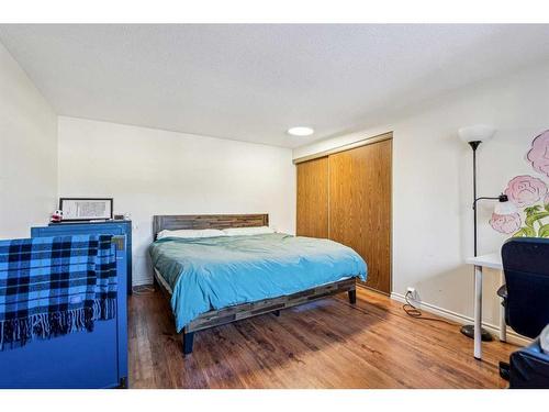 405 Cannington Close Sw, Calgary, AB - Indoor Photo Showing Bedroom