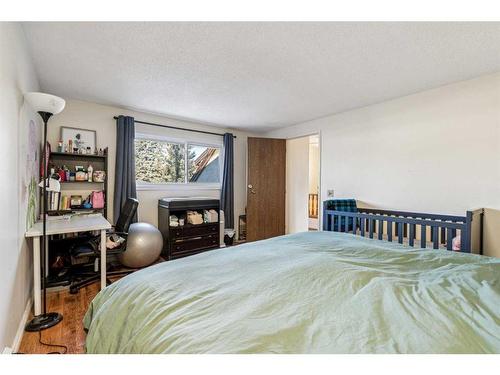 405 Cannington Close Sw, Calgary, AB - Indoor Photo Showing Bedroom