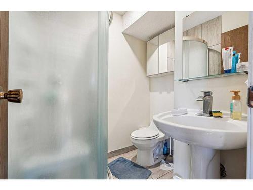 405 Cannington Close Sw, Calgary, AB - Indoor Photo Showing Bathroom