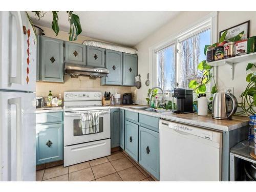 405 Cannington Close Sw, Calgary, AB - Indoor Photo Showing Kitchen