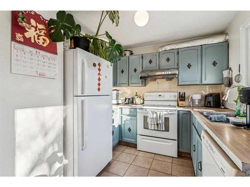 405 Cannington Close Sw, Calgary, AB - Indoor Photo Showing Kitchen