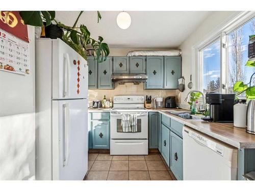 405 Cannington Close Sw, Calgary, AB - Indoor Photo Showing Kitchen