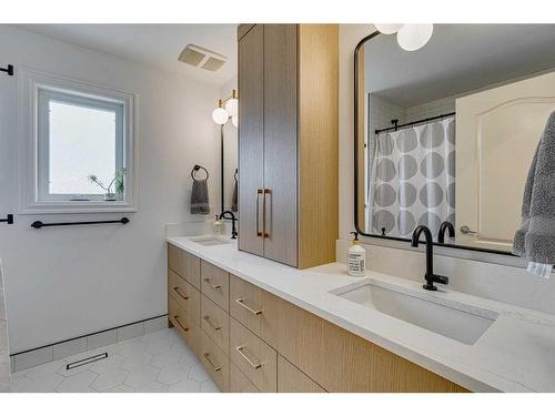 432 Discovery Ridge Bay Sw, Calgary, AB - Indoor Photo Showing Bathroom