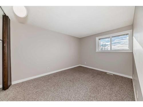 324-5404 10 Avenue Se, Calgary, AB - Indoor Photo Showing Other Room