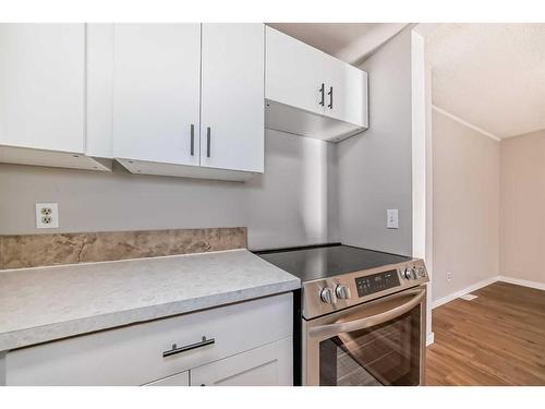 324-5404 10 Avenue Se, Calgary, AB - Indoor Photo Showing Kitchen