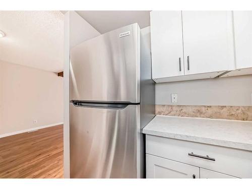 324-5404 10 Avenue Se, Calgary, AB - Indoor Photo Showing Kitchen