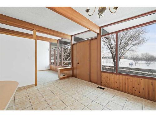 3903 Charleswood Drive Nw, Calgary, AB - Indoor Photo Showing Kitchen