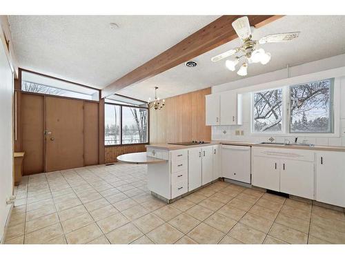 3903 Charleswood Drive Nw, Calgary, AB - Indoor Photo Showing Kitchen