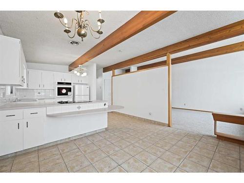 3903 Charleswood Drive Nw, Calgary, AB - Indoor Photo Showing Kitchen