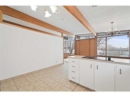 3903 Charleswood Drive Nw, Calgary, AB - Indoor Photo Showing Kitchen