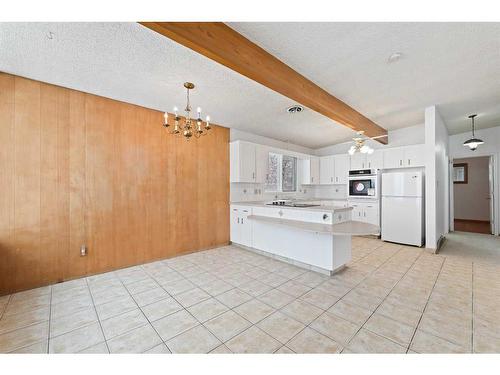 3903 Charleswood Drive Nw, Calgary, AB - Indoor Photo Showing Kitchen