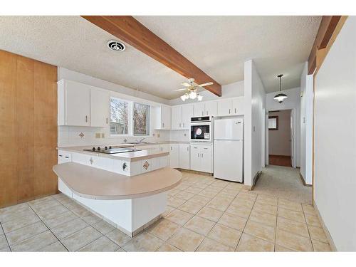 3903 Charleswood Drive Nw, Calgary, AB - Indoor Photo Showing Kitchen