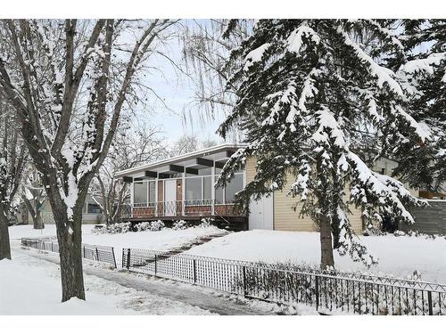 3903 Charleswood Drive Nw, Calgary, AB - Outdoor