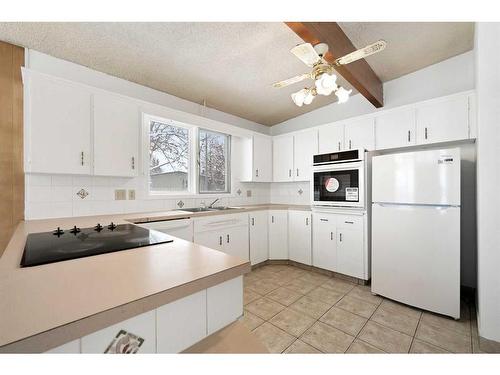 3903 Charleswood Drive Nw, Calgary, AB - Indoor Photo Showing Kitchen