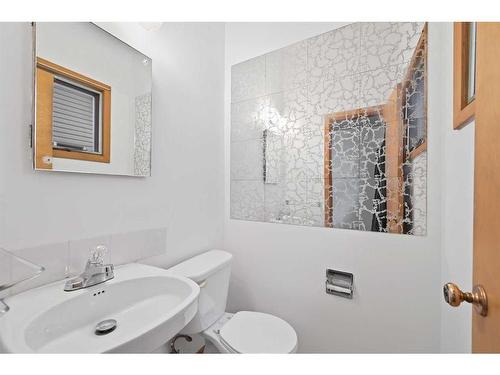 3903 Charleswood Drive Nw, Calgary, AB - Indoor Photo Showing Bathroom