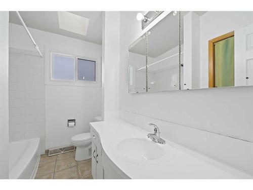 3903 Charleswood Drive Nw, Calgary, AB - Indoor Photo Showing Bathroom