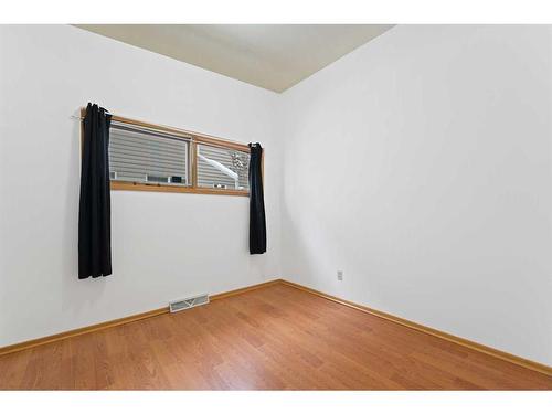 3903 Charleswood Drive Nw, Calgary, AB - Indoor Photo Showing Other Room