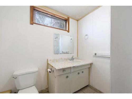 3903 Charleswood Drive Nw, Calgary, AB - Indoor Photo Showing Bathroom