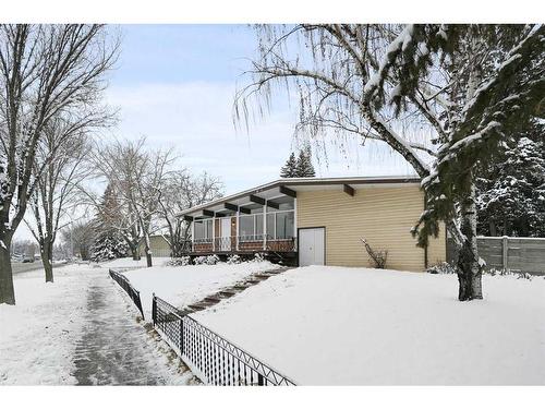 3903 Charleswood Drive Nw, Calgary, AB - Outdoor