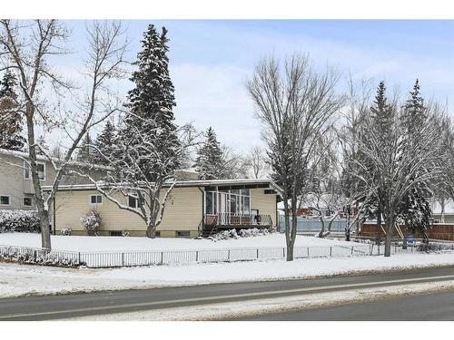 3903 Charleswood Drive Nw, Calgary, AB - Outdoor