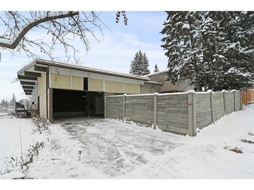 3903 Charleswood Drive Nw, Calgary, AB - Outdoor