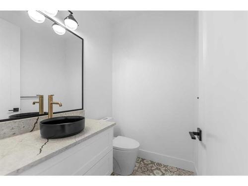 2424 53 Avenue Sw, Calgary, AB - Indoor Photo Showing Bathroom