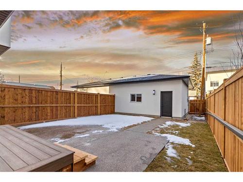 2424 53 Avenue Sw, Calgary, AB - Outdoor